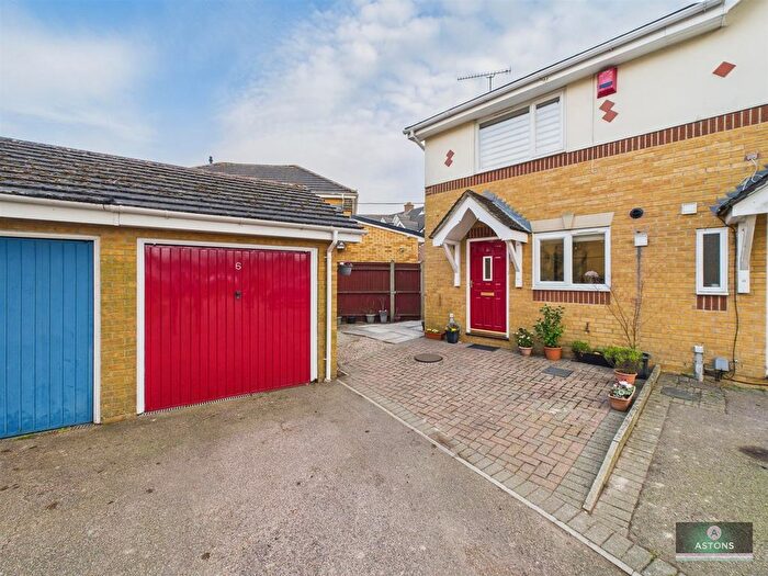 2 Bedroom Semi-Detached House To Rent In Clitherow Gardens, Southgate, RH10