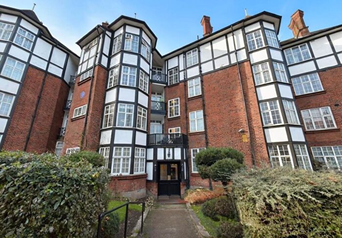 3 Bedroom Flat For Sale In Flat Vernon Court, Hendon Way, Childs Hill, London, NW2