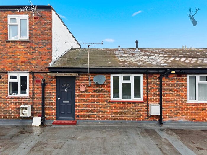 1 Bedroom Flat To Rent In Hemnall Street, Epping, CM16