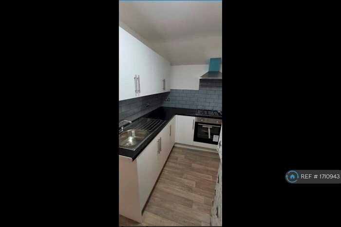 2 Bedroom Flat To Rent In Longcross Street, Cardiff, CF24