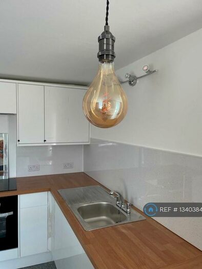 2 Bedroom Flat To Rent In Lloyds Terrace, Newcastle Emlyn, SA38