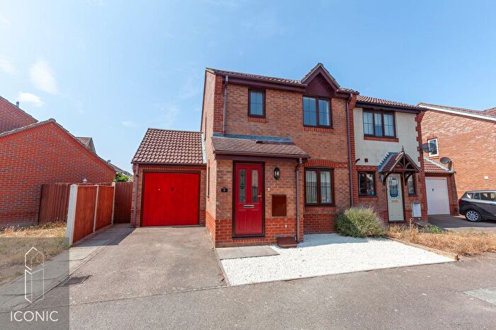 3 Bedroom Semi Detached House For Sale In Grace Edwards Close, Drayton, Norwich, NR8