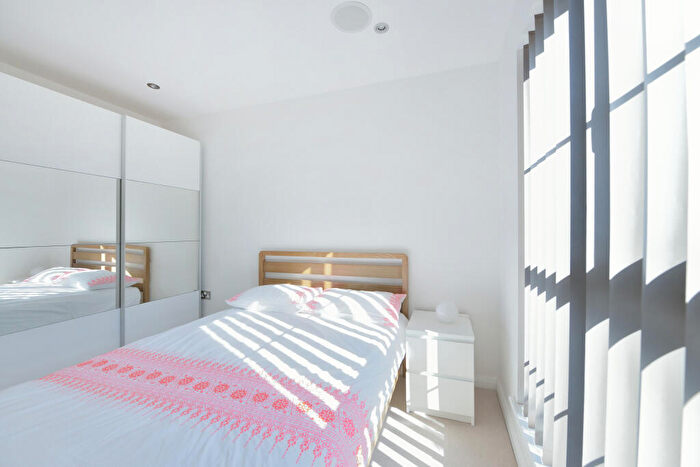 2 Bedroom Flat For Sale In Plumbers Row, London, E1