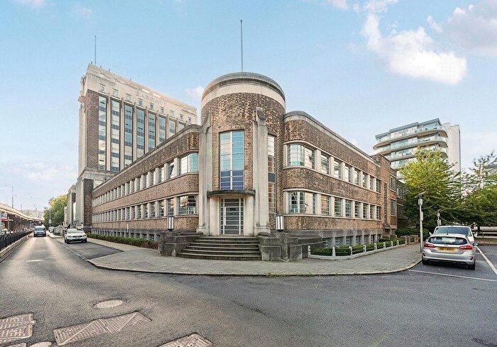 1 Bedroom Flat For Sale In Wallis House, Great West Road, Brentford, Middlesex, TW8