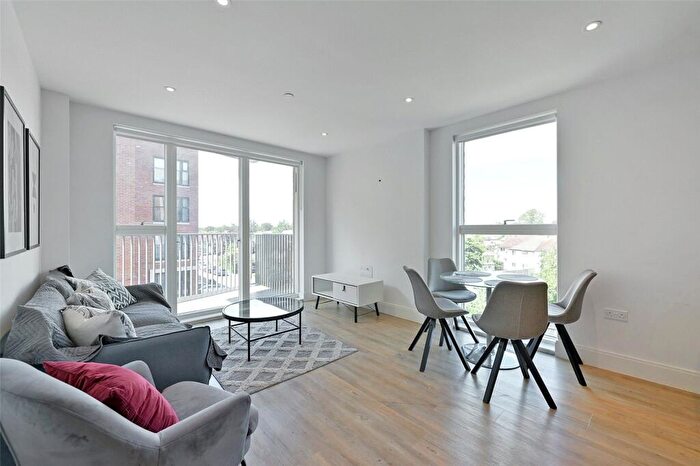 2 Bedroom Apartment To Rent In Memorial Avenue, Slough, Berkshire, SL1