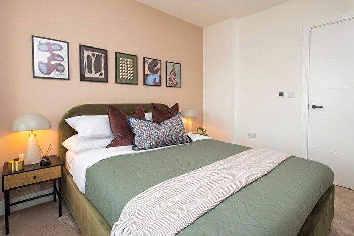 2 Bedroom Flat For Sale In Hawks Road, Kingston Upon Thames, KT1
