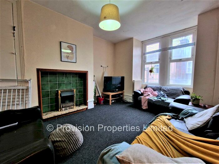 3 Bedroom Flat To Rent In Grosvenor Road, Hyde Park, Leeds, LS6