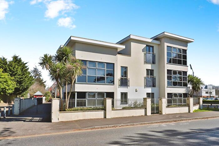 2 Bedroom Flat For Sale In Kings Park Drive, Bournemouth, Dorset, BH7