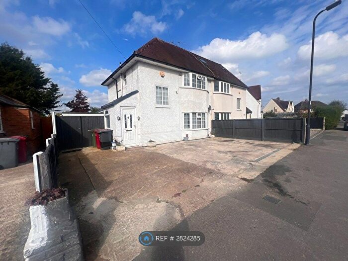4 Bedroom Semi Detached House To Rent In Plackett Way, Slough, SL1