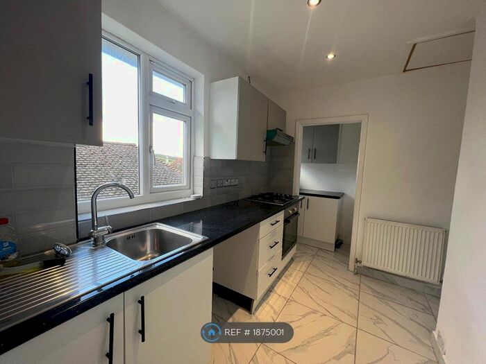 3 Bedroom Flat To Rent In Rose Walk Close, Newhaven, BN9