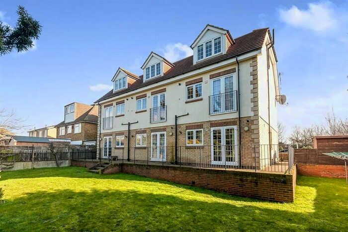 1 Bedroom Flat To Rent In Walnut Court, Charlton Road, Shepperton, TW17