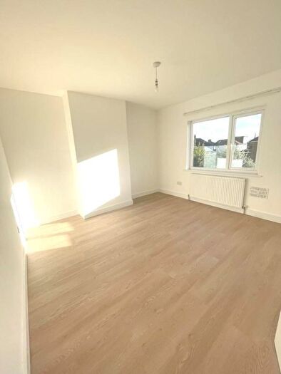 3 Bedroom Semi-Detached House To Rent In Great West Road, Hounslow, TW5