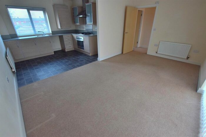 2 Bedroom Flat To Rent In Waverley Street, Oldham OL1