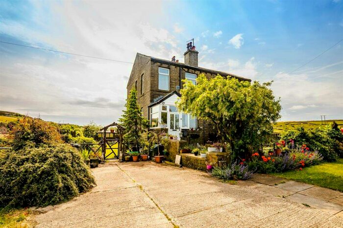 2 Bedroom Semi-Detached House For Sale In Royal Ing, Huddersfield, HD3