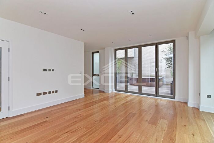 3 Bedroom Flat To Rent In West Heath Drive, Golders Green, London, NW11