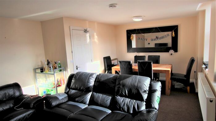 6 Bedroom Flat To Rent In Lavender Gardens, Jesmond, Newcastle Upon Tyne, NE2