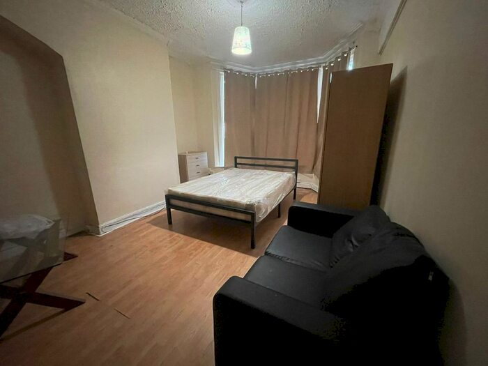 Studio To Rent In Kenwood Road, London, N9