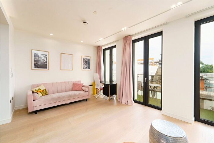 1 Bedroom Flat For Sale In Lincoln Square, Strand, Portugal Street, London, WC2A