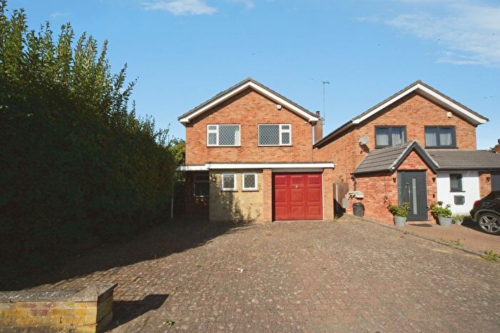 3 Bedroom Detached House For Sale In Vincent Road, Luton, LU4