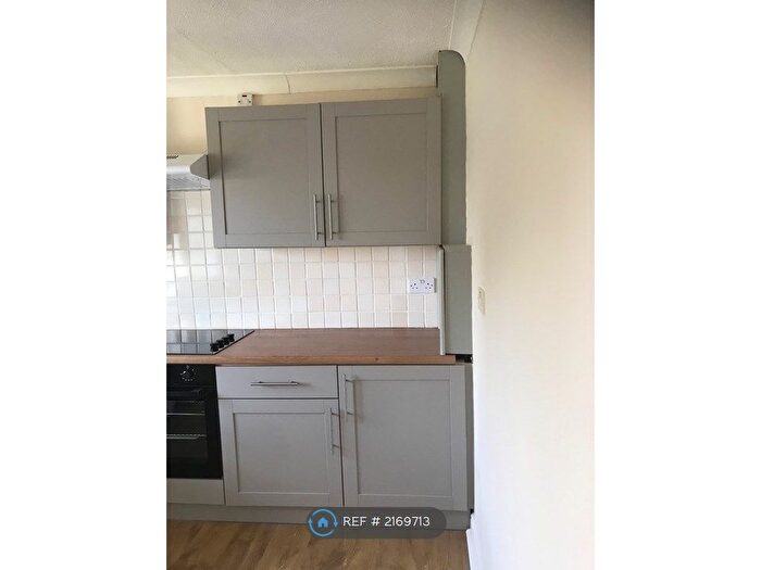 2 Bedroom Flat To Rent In Water Ridges, Oakley, RG23