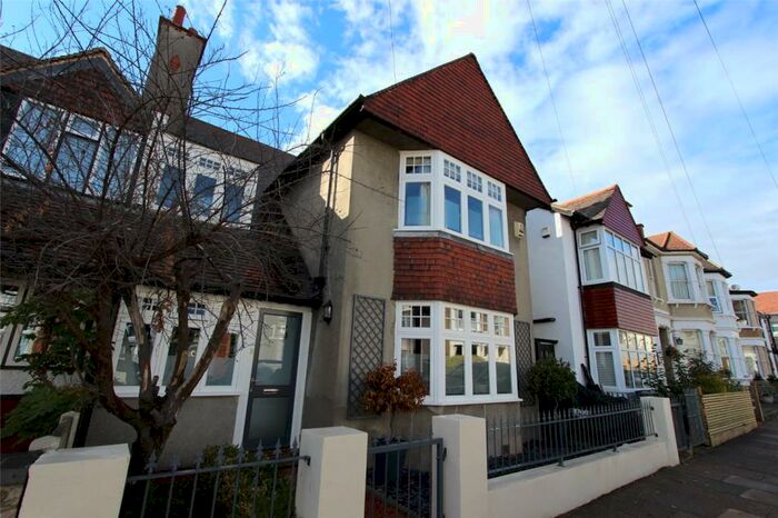 4 Bedroom Semi-Detached House To Rent In Carlton Drive, Leigh-on-Sea, Essex, SS9