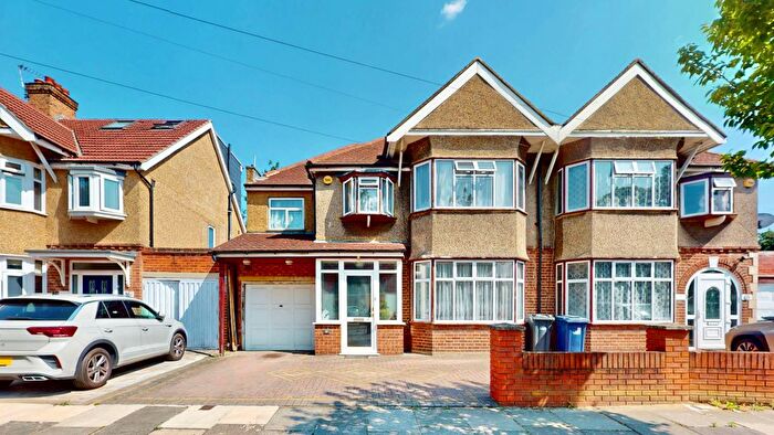 6 Bedroom Semi-detached House For Sale In Park View Road, Southall, UB1