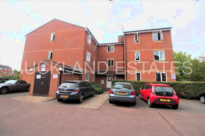 2 Bedroom Flat To Rent In Blackdown Close, London, N2