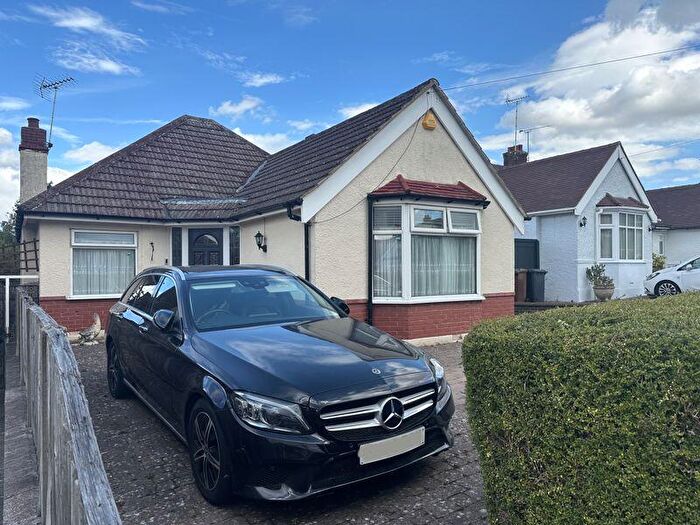 2 Bedroom Bungalow For Sale In Strafford Gate, Potters Bar, EN6