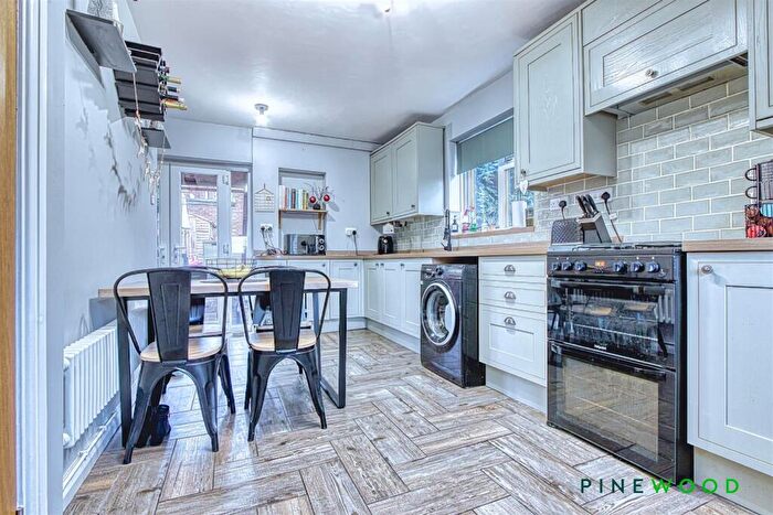 3 Bedroom Semi-Detached House For Sale In Bank Street, Brimington, Chesterfield, Derbyshire, S43