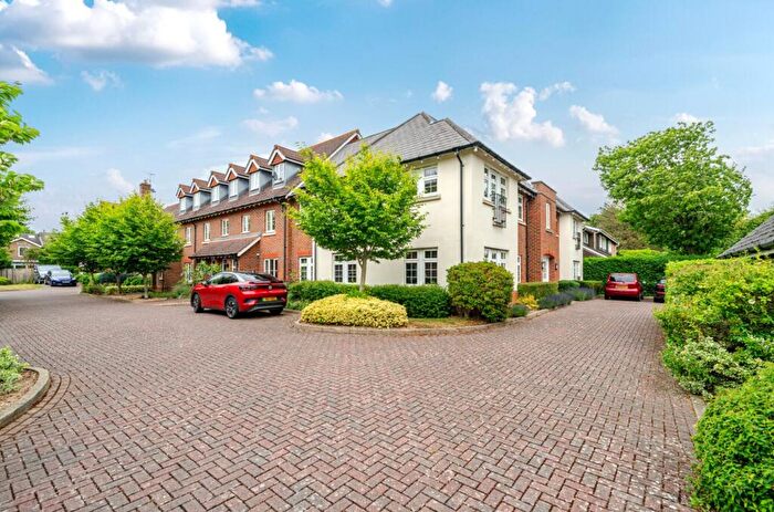 2 Bedroom Flat For Sale In Waterfield Gardens, Chichester, PO19