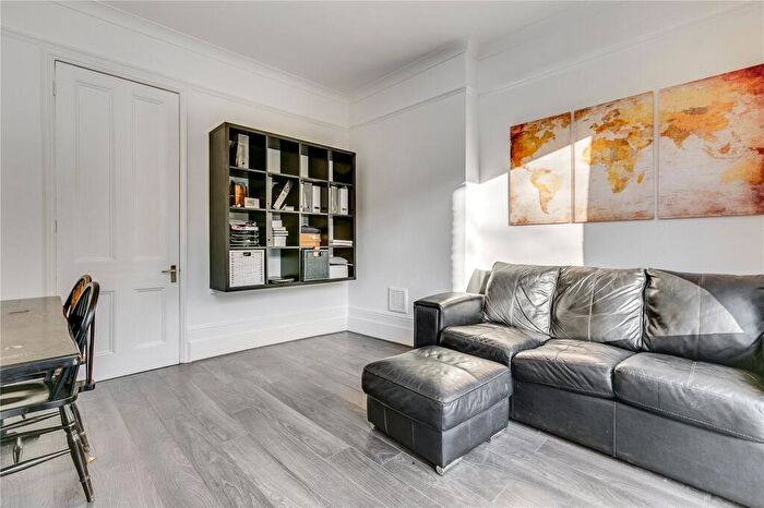 2 Bedroom Flat To Rent In Rossiter Road, Balham, SW12