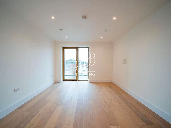 1 Bedroom Flat To Rent In Capital Interchange Way, Brentford, TW8