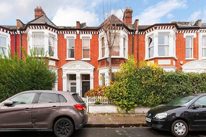 4 Bedroom Flat To Rent In Pennard Road, London, W12