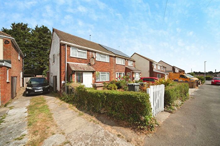 3 Bedroom Semi-detached House For Sale In Charlwood Road, Luton, LU4