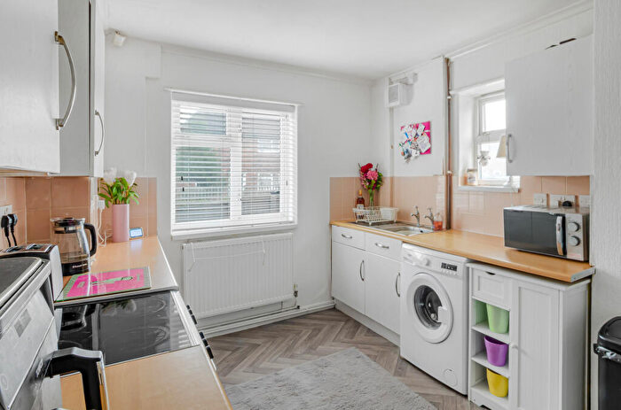 3 Bedroom End Of Terrace House For Sale In Circular Road, Chesterfield, S43
