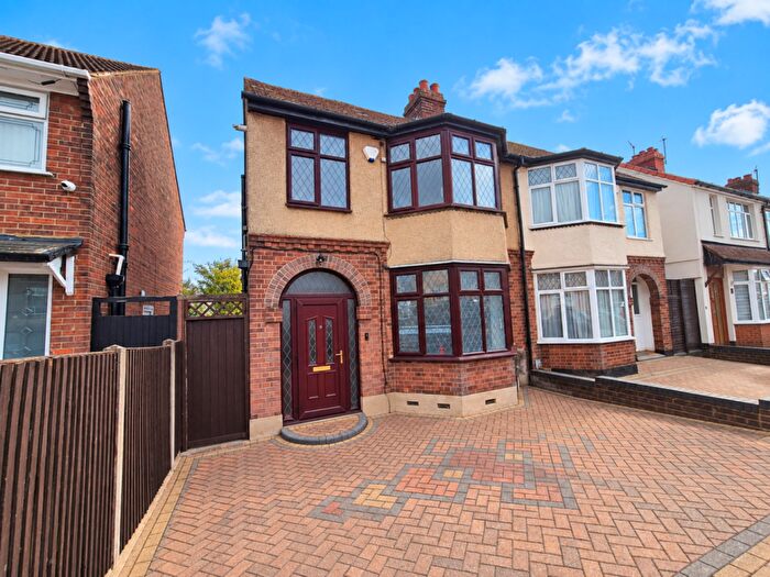 3 Bedroom Semi Detached House For Sale In Gardenia Avenue, Luton, Bedfordshire, LU3