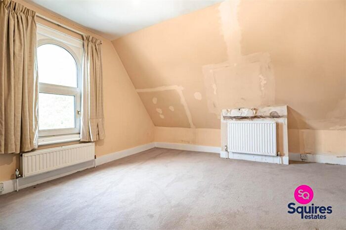 5 Bedroom Semi-Detached House For Sale In Granville Road, London, N12