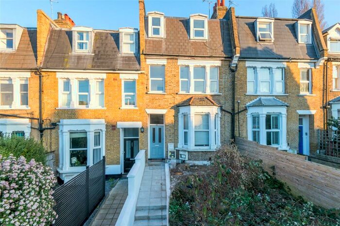 3 Bedroom Apartment To Rent In Upland Road, London, SE22