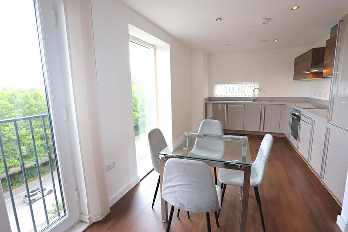 3 Bedroom Flat To Rent In Sillavan Way, Salford, M3