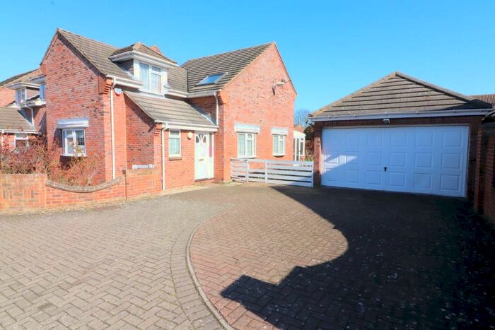 3 Bedroom Detached House For Sale In Tudor Close, Barton Le Clay, MK45