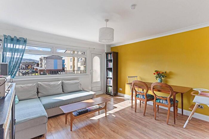 3 Bedroom Flat For Sale In Flat, Southhouse Crescent, Edinburgh, EH17