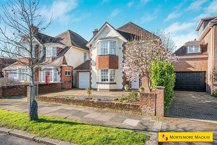 3 Bedroom Detached House For Sale In Branscombe Gardens, London, N21