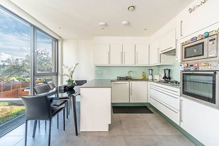 3 Bedroom Flat For Sale In Edgwarebury Lane, Edgware, HA8