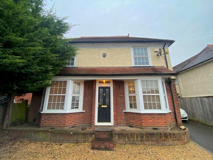 3 Bedroom Detached House To Rent In West Wycombe Road, High Wycombe, HP12