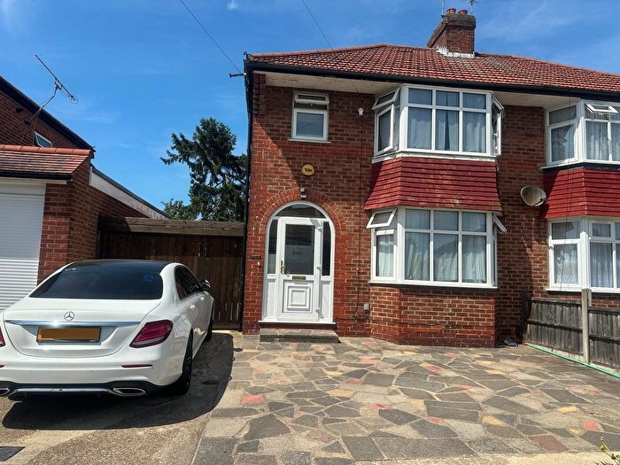 3 Bedroom Semi Detached House To Rent In Oakleigh Avenue, Edgware, HA8