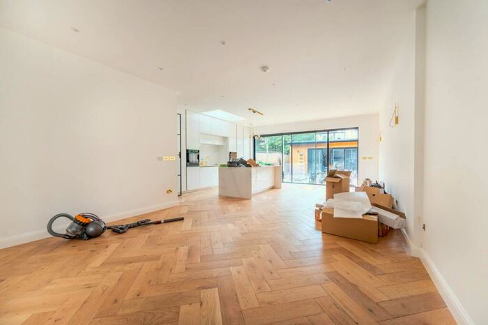 5 Bedroom Semi-Detached House To Rent In Barking, Barking, IG11