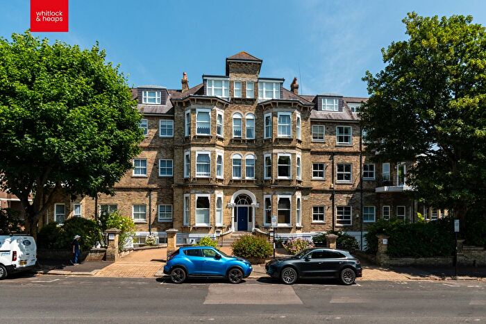 2 Bedroom Flat For Sale In Eaton Gardens, Hove, BN3