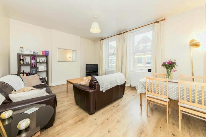 2 Bedroom Flat To Rent In Holbeach Mews, Balham, SW12