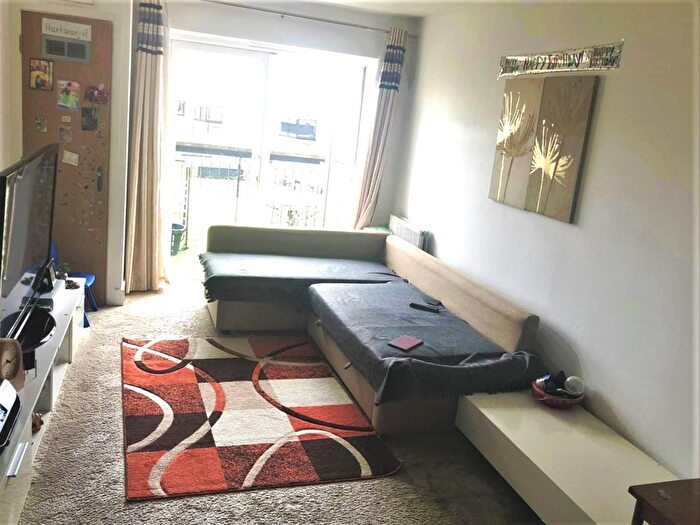 2 Bedroom Flat To Rent In Featherstone, Southall, UB2