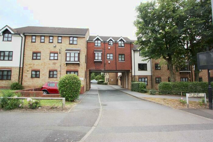 2 Bedroom Flat To Rent In Lea Court, The Ridgeway, North Chingford, E4